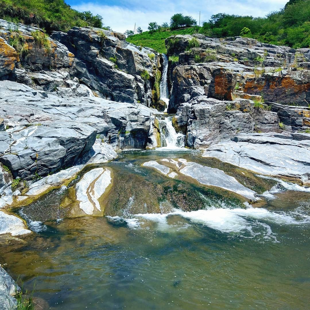 Rio y cascada de Paclin